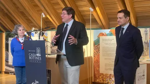 Presentación de la exposición temporal ‘Gaudí y el trecandís’ a cargo del director del Museo Casa Botines Gaudí, Raúl Fernández Sobrino, el director de World Monuments Fund en España (WMF), Pablo Longoria, y la co-comisaria de la exposición, Mireia Freixa. Foto: A.F.R.