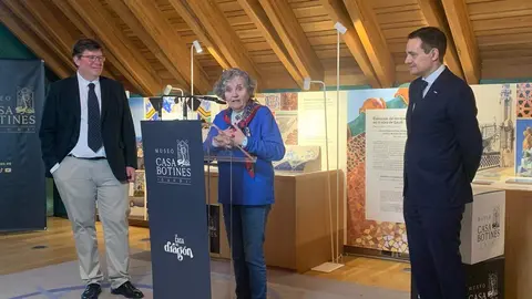 Presentación de la exposición temporal ‘Gaudí y el trecandís’ a cargo del director del Museo Casa Botines Gaudí, Raúl Fernández Sobrino, el director de World Monuments Fund en España (WMF), Pablo Longoria, y la co-comisaria de la exposición, Mireia Freixa. Foto: A.F.R.