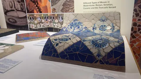 Presentación de la exposición temporal ‘Gaudí y el trecandís’ a cargo del director del Museo Casa Botines Gaudí, Raúl Fernández Sobrino, el director de World Monuments Fund en España (WMF), Pablo Longoria, y la co-comisaria de la exposición, Mireia Freixa. Foto: A.F.R.