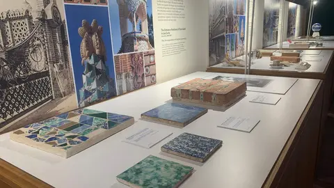 Presentación de la exposición temporal ‘Gaudí y el trecandís’ a cargo del director del Museo Casa Botines Gaudí, Raúl Fernández Sobrino, el director de World Monuments Fund en España (WMF), Pablo Longoria, y la co-comisaria de la exposición, Mireia Freixa. Foto: A.F.R.