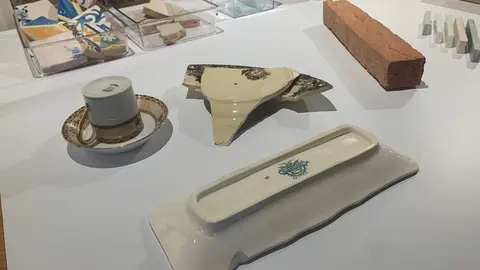 Presentación de la exposición temporal ‘Gaudí y el trecandís’ a cargo del director del Museo Casa Botines Gaudí, Raúl Fernández Sobrino, el director de World Monuments Fund en España (WMF), Pablo Longoria, y la co-comisaria de la exposición, Mireia Freixa. Foto: A.F.R.