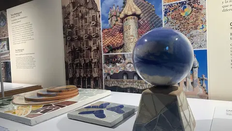 Presentación de la exposición temporal ‘Gaudí y el trecandís’ a cargo del director del Museo Casa Botines Gaudí, Raúl Fernández Sobrino, el director de World Monuments Fund en España (WMF), Pablo Longoria, y la co-comisaria de la exposición, Mireia Freixa. Foto: A.F.R.