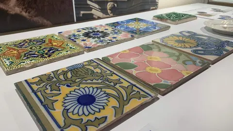 Presentación de la exposición temporal ‘Gaudí y el trecandís’ a cargo del director del Museo Casa Botines Gaudí, Raúl Fernández Sobrino, el director de World Monuments Fund en España (WMF), Pablo Longoria, y la co-comisaria de la exposición, Mireia Freixa. Foto: A.F.R.