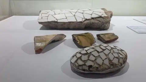 Presentación de la exposición temporal ‘Gaudí y el trecandís’ a cargo del director del Museo Casa Botines Gaudí, Raúl Fernández Sobrino, el director de World Monuments Fund en España (WMF), Pablo Longoria, y la co-comisaria de la exposición, Mireia Freixa. Foto: A.F.R.