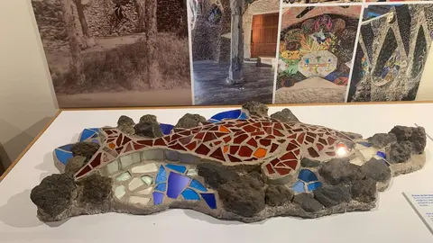 Presentación de la exposición temporal ‘Gaudí y el trecandís’ a cargo del director del Museo Casa Botines Gaudí, Raúl Fernández Sobrino, el director de World Monuments Fund en España (WMF), Pablo Longoria, y la co-comisaria de la exposición, Mireia Freixa. Foto: A.F.R.