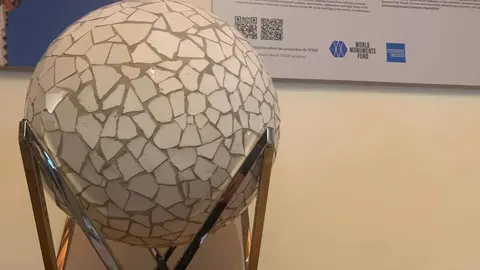 Presentación de la exposición temporal ‘Gaudí y el trecandís’ a cargo del director del Museo Casa Botines Gaudí, Raúl Fernández Sobrino, el director de World Monuments Fund en España (WMF), Pablo Longoria, y la co-comisaria de la exposición, Mireia Freixa. Foto: A.F.R.