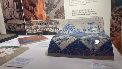 Presentación de la exposición temporal ‘Gaudí y el trecandís’ a cargo del director del Museo Casa Botines Gaudí, Raúl Fernández Sobrino, el director de World Monuments Fund en España (WMF), Pablo Longoria, y la co-comisaria de la exposición, Mireia Freixa. Foto: A.F.R.