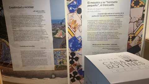 Presentación de la exposición temporal ‘Gaudí y el trecandís’ a cargo del director del Museo Casa Botines Gaudí, Raúl Fernández Sobrino, el director de World Monuments Fund en España (WMF), Pablo Longoria, y la co-comisaria de la exposición, Mireia Freixa. Foto: A.F.R.