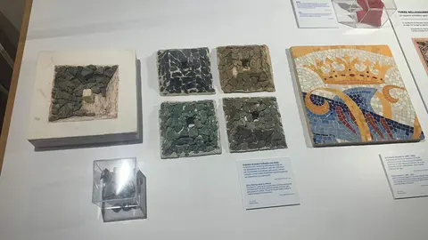 Presentación de la exposición temporal ‘Gaudí y el trecandís’ a cargo del director del Museo Casa Botines Gaudí, Raúl Fernández Sobrino, el director de World Monuments Fund en España (WMF), Pablo Longoria, y la co-comisaria de la exposición, Mireia Freixa. Foto: A.F.R.