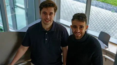 Javier Gómez (d) y Álvaro García (i) en el espacio de coworking del Ildefe, ubicado en el CEBT, desde donde desarrollan su proyecto LABARO Data Solutions centrado en soluciones de inteligencia artificial y automatización para pymes.