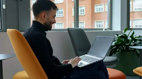 Javier Gómez trabajando en el espacio de coworking del Ildefe, ubicado en el CEBT.