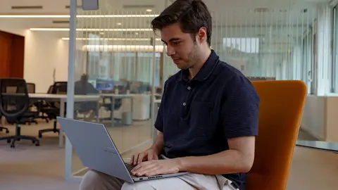 Álvaro García trabajando en el espacio de coworking del Ildefe, ubicado en el CEBT.