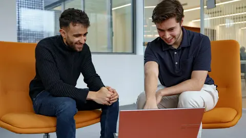 Javier Gómez (i) y Álvaro García (d) en el espacio de coworking del Ildefe, ubicado en el CEBT, desde donde desarrollan su proyecto LABARO Data Solutions centrado en soluciones de inteligencia artificial y automatización para pymes.