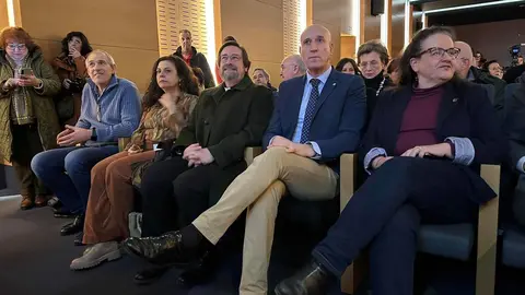 El Museo Diocesano y de la Semana Santa de León acogió este jueves el acto oficial de nombramiento de Carlos García Rioja como pregonero de la Semana Santa de León 2026, una designación con la que la Junta Mayor de Cofradías y Hermandades reconoce una trayectoria personal y vital profundamente ligada a la Pasión leonesa. Fotos: AytoLeón