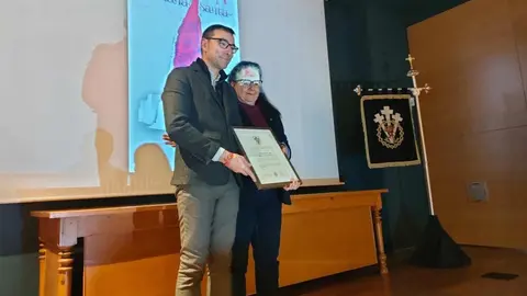 El Museo Diocesano y de la Semana Santa de León acogió este jueves el acto oficial de nombramiento de Carlos García Rioja como pregonero de la Semana Santa de León 2026, una designación con la que la Junta Mayor de Cofradías y Hermandades reconoce una trayectoria personal y vital profundamente ligada a la Pasión leonesa. Fotos: AytoLeón