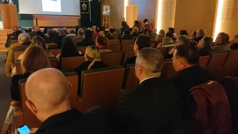 El Museo Diocesano y de la Semana Santa de León acogió este jueves el acto oficial de nombramiento de Carlos García Rioja como pregonero de la Semana Santa de León 2026, una designación con la que la Junta Mayor de Cofradías y Hermandades reconoce una trayectoria personal y vital profundamente ligada a la Pasión leonesa. Fotos: AytoLeón