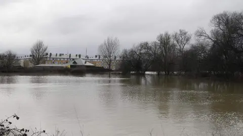 La provincia de León continúa este viernes bajo una estrecha vigilancia hidrológica debido al aumento del caudal de varios ríos, con 16 avisos activos, de los cuales siete se mantienen en nivel naranja, según los datos de la Confederación Hidrográfica del Duero (CHD). En la imagen, crecidas en las localidades de Cacabelos y Camponaraya. Fotos: César Sánchez