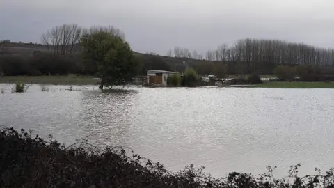 La provincia de León continúa este viernes bajo una estrecha vigilancia hidrológica debido al aumento del caudal de varios ríos, con 16 avisos activos, de los cuales siete se mantienen en nivel naranja, según los datos de la Confederación Hidrográfica del Duero (CHD). En la imagen, crecidas en las localidades de Cacabelos y Camponaraya. Fotos: César Sánchez