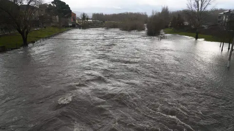 La provincia de León continúa este viernes bajo una estrecha vigilancia hidrológica debido al aumento del caudal de varios ríos, con 16 avisos activos, de los cuales siete se mantienen en nivel naranja, según los datos de la Confederación Hidrográfica del Duero (CHD). En la imagen, crecidas en las localidades de Cacabelos y Camponaraya. Fotos: César Sánchez