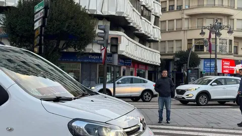 Imagen de los semáforos de la plaza de Guzmán el Bueno en la capital leonesa apagados en la mañana de este viernes.