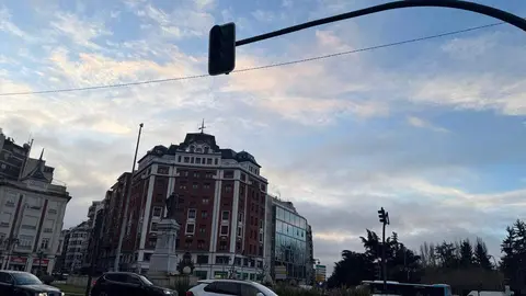 Imagen de los semáforos de la plaza de Guzmán el Bueno en la capital leonesa apagados en la mañana de este viernes.