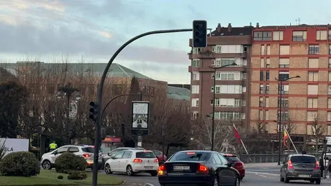 Imagen de los semáforos de la plaza de Guzmán el Bueno en la capital leonesa apagados en la mañana de este viernes.