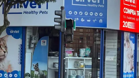 Imagen de los semáforos de la plaza de Guzmán el Bueno en la capital leonesa apagados en la mañana de este viernes.