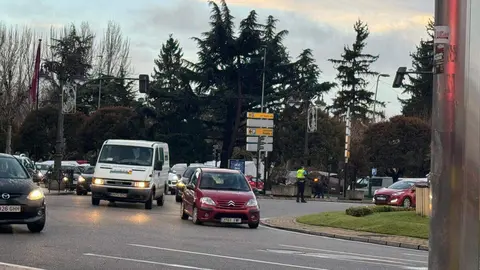 Imagen de los semáforos de la plaza de Guzmán el Bueno en la capital leonesa apagados en la mañana de este viernes.