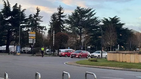 Imagen de los semáforos de la plaza de Guzmán el Bueno en la capital leonesa apagados en la mañana de este viernes.