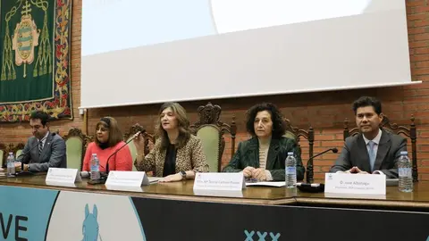 La Facultad de Veterinaria de la Universidad de León acoge el XXX Congreso de la Sociedad Española de Cirugía Veterinaria, reuniendo a más de 300 expertos nacionales e internacionales para abordar las técnicas más avanzadas en cirugía ortopédica, de tejidos blandos y mínimamente invasiva en animales. Foto: ULE.