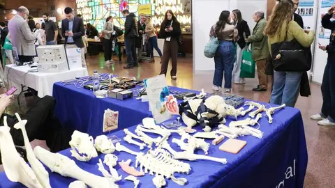 La Facultad de Veterinaria de la Universidad de León acoge el XXX Congreso de la Sociedad Española de Cirugía Veterinaria, reuniendo a más de 300 expertos nacionales e internacionales para abordar las técnicas más avanzadas en cirugía ortopédica, de tejidos blandos y mínimamente invasiva en animales. Foto: ULE.