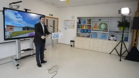 El presidente del Partido Popular de Castilla y León y candidato a la Presidencia de la Junta, Alfonso Fernández Mañueco, durante su visita a la Asociación de Alzheimer Bierzo (AFA). Foto: César Sánchez.