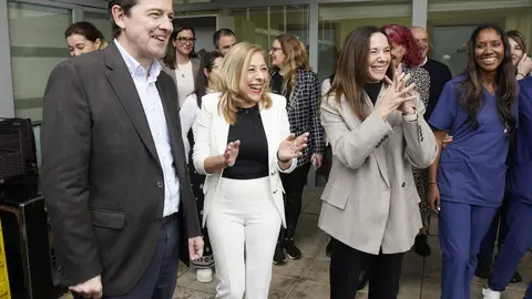 El presidente del Partido Popular de Castilla y León y candidato a la Presidencia de la Junta, Alfonso Fernández Mañueco, durante su visita a la Asociación de Alzheimer Bierzo (AFA). Foto: César Sánchez.