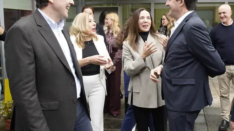 El presidente del Partido Popular de Castilla y León y candidato a la Presidencia de la Junta, Alfonso Fernández Mañueco, durante su visita a la Asociación de Alzheimer Bierzo (AFA). Foto: César Sánchez.