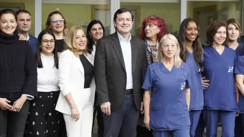 El presidente del Partido Popular de Castilla y León y candidato a la Presidencia de la Junta, Alfonso Fernández Mañueco, durante su visita a la Asociación de Alzheimer Bierzo (AFA). Foto: César Sánchez.