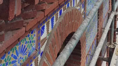 El histórico conjunto de la calle Alcázar de Toledo, protegido como BIC, avanza en una rehabilitación sin precedentes para convertirse en un instituto de referencia nacional en cirugía compleja de la columna bajo la dirección del doctor Valle Folgueral. En su recuperación se está cuidando hasta el más mínimo detalle.