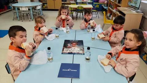 Los alumnos de todos los ciclos educativos del Colegio Divina Pastora participan en la jornada del Bocadillo Solidario.