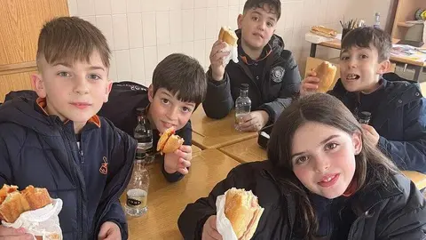 Los alumnos de todos los ciclos educativos del Colegio Divina Pastora participan en la jornada del Bocadillo Solidario.