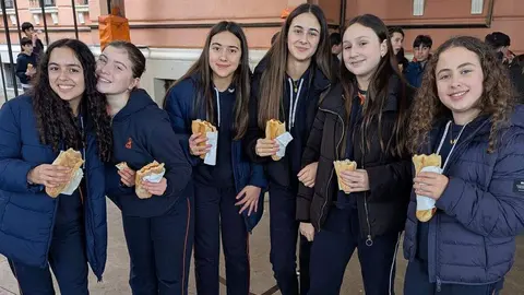 Los alumnos de todos los ciclos educativos del Colegio Divina Pastora participan en la jornada del Bocadillo Solidario.