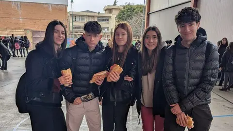 Los alumnos de todos los ciclos educativos del Colegio Divina Pastora participan en la jornada del Bocadillo Solidario.