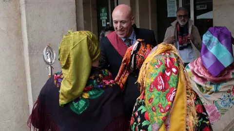 El alcalde de León, José Antonio Diez, preside el acto de conmemoración de Las Águedas. Foto: Peio García.