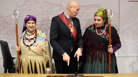 El alcalde de León, José Antonio Diez, preside el acto de conmemoración de Las Águedas. Foto: Peio García.