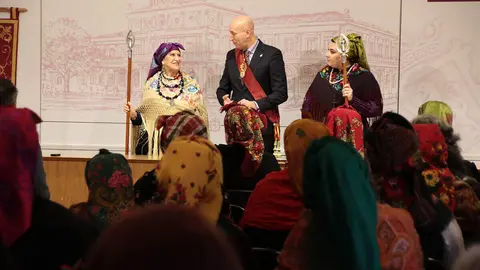 El alcalde de León, José Antonio Diez, preside el acto de conmemoración de Las Águedas. Foto: Peio García.