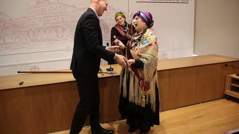 El alcalde de León, José Antonio Diez, preside el acto de conmemoración de Las Águedas. Foto: Peio García.