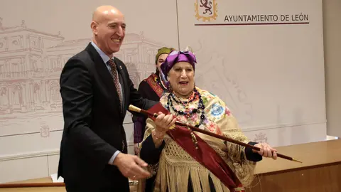 El alcalde de León, José Antonio Diez, preside el acto de conmemoración de Las Águedas. Foto: Peio García.