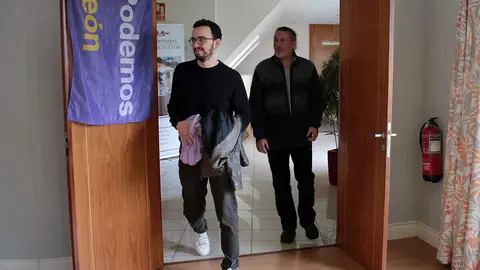 El coordinador autonómico de Podemos y candidato de Podemos-Alianza Verde a la Presidencia de la Junta de Castilla y León, Miguel Ángel Llamas, participa en la charla-coloquio '¿Un solo León puede ser un León mejor?'. Foto: Peio García.