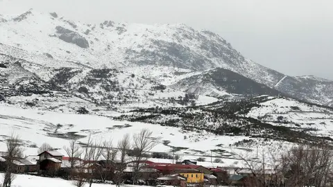 La nieve cubre los valles de la comarca de Arbás, León