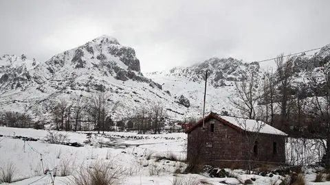 La nieve cubre los valles de la comarca de Arbás, León
