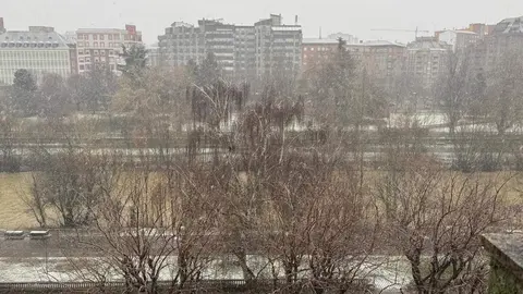 Imagen de León capital este sábado bajo la nieve.