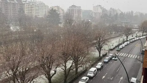Imagen de León capital este sábado bajo la nieve.